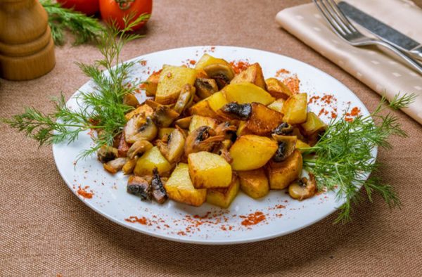 Картошка с грибами на сковороде со сметаной рецепт с фото пошагово